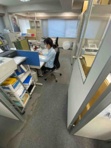 東京都新宿区のビルにて、事務所の改修工事に伴うカーペット張替え工事を行いました。（TAJIMAタイルカーペット、サンゲツPタイル）【秀和建工】