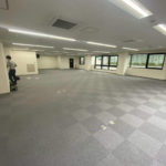 東京都千代田区にて、ショールームの置床工事を行いました。（乾式二重床、低床プラ束）【秀和建工】