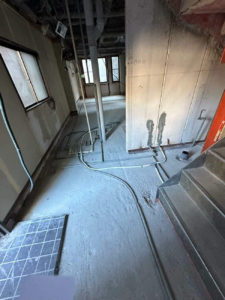 神奈川県川崎市川崎区の店舗にて、改修工事に伴う置床工事を行いました。(フクビフリーフロアCP)【秀和建工】