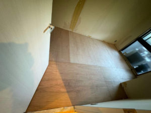 神奈川県逗子市のマンションにて、改修工事に伴う置床工事を行いました。（乾式二重床）【秀和建工】