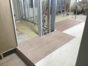 横浜市戸塚区のクリニックにて、置床工事を行いました。（乾式二重床）【秀和建工】