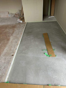 神奈川県茅ケ崎市の店舗にて、置床工事を行いました。（プラ束置床）【秀和建工】