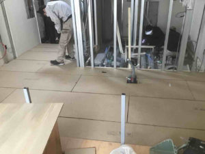 横浜市戸塚区のクリニックにて、置床工事を行いました。（乾式二重床）【秀和建工】