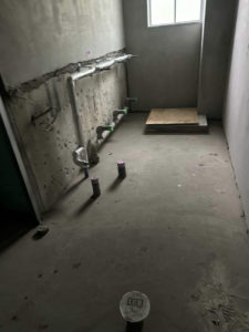 千葉県千葉市緑区の中学校にてトイレ改修工事に伴う置床工事を行いました。（フリーフロアCP-F）【秀和建工】