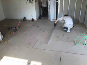東京都中央区のマンションにて改修工事に伴う置床工事を行いました。（乾式二重床）【秀和建工】