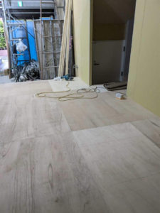 東京都渋谷区の店舗にて、新装工事に伴う置床工事を行いました。（乾式二重床）【秀和建工】