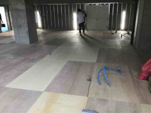 埼玉県草加市のクリニックにて、改修工事に伴う置床工事を行いました。(万協乾式二重床)【秀和建工】