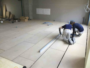 埼玉県草加市のクリニックにて、改修工事に伴う置床工事を行いました。（万協乾式二重床）【秀和建工】