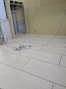 東京都渋谷区の店舗にて、新装工事に伴う置床工事を行いました。（乾式二重床）【秀和建工】