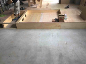 横浜市青葉区の店舗にて、新築工事に伴う置床工事を行いました。（乾式二重床）【秀和建工】