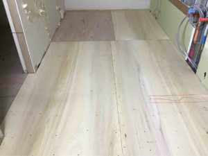 東京都中央区のマンションにて、改修工事に伴う置床工事を行いました。（針葉樹合板）【秀和建工】