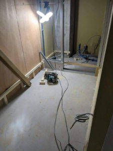 東京都渋谷区の店舗にて、新装工事に伴う置床工事を行いました。（乾式二重床）【秀和建工】