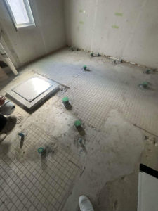 千葉市美浜区の小学校にて、トイレ改修工事に伴う置床工事を行いました。（フクビ化学工業フリーフロアCPF）【秀和建工】