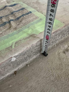 千葉市美浜区の小学校にて、トイレ改修工事に伴う置床工事を行いました。（フクビ化学工業フリーフロアCPF）【秀和建工】