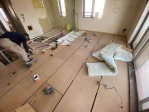 東京都港区のマンションにて、1day置床工事を行いました。（フリーフロアCP）【秀和建工】