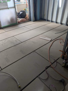 東京都杉並区の店舗にて、リノベーション工事に伴う置床工事を行いました。（乾式二重床）【秀和建工】