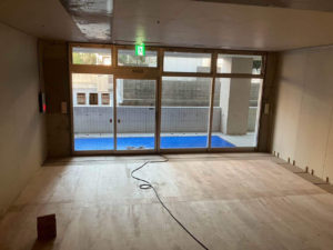 横浜市神奈川区の店舗にて、置床工事を行いました。（フクビプラ木レン）【秀和建工】