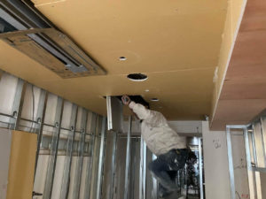 東京都港区のクリニックにて、天井・壁・床一括請負工事を行いました。（乾式二重床、LGS、PB）【秀和建工】