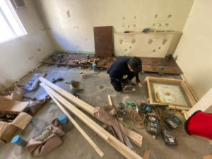 神奈川県鎌倉市の小学校にて、トイレ改修工事に伴う置床工事を行いました。(乾式二重床)【秀和建工】