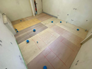 神奈川県鎌倉市の小学校にて、トイレ改修工事に伴う置床工事を行いました。(乾式二重床)【秀和建工】