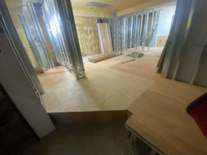 東京都港区のクリニックにて、天井・壁・床一括請負工事を行いました。（乾式二重床、LGS、PB）【秀和建工】