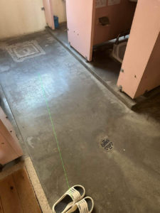 神奈川県鎌倉市の小学校にて、トイレ改修工事に伴う置床工事を行いました。(乾式二重床)【秀和建工】