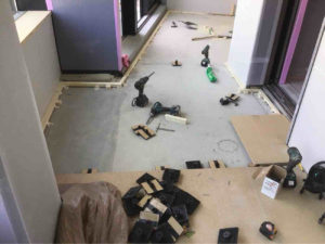 東京都渋谷区の店舗にて、新装工事に伴う置床工事を行いました。（乾式二重床）【秀和建工】