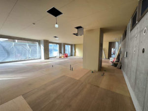 東京都西東京市のクリニックにて、新装工事に伴う置床工事を行いました。(乾式二重床)【秀和建工】