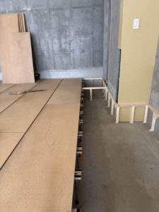 東京都西東京市のクリニックにて、新装工事に伴う置床工事を行いました。(乾式二重床)【秀和建工】