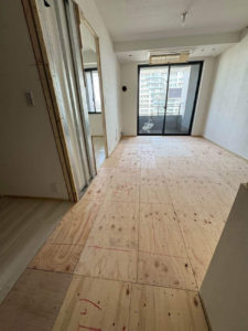 東京都中央区のマンションにて、改装工事に伴う置床工事を行いました。（乾式二重床）【秀和建工】