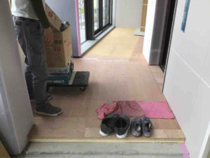 東京都渋谷区の店舗にて、新装工事に伴う置床工事を行いました。（乾式二重床）【秀和建工】