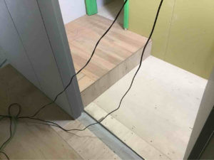 東京都渋谷区の店舗にて、新装工事に伴う置床工事を行いました。（乾式二重床）【秀和建工】