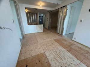 東京都中央区のマンションにて、改装工事に伴う置床工事を行いました。（乾式二重床）【秀和建工】