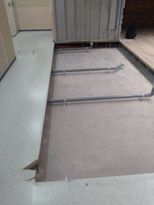 東京都大田区の店舗にて、夜間対応の置床工事を行いました。（乾式二重床）【秀和建工】