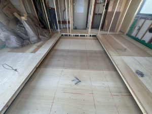 東京都新宿区のオフィスにて、置床工事を行いました。（乾式二重床）【秀和建工】