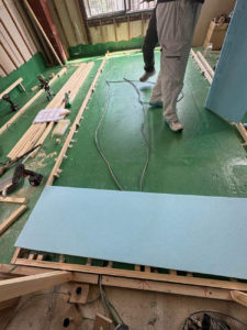 東京都新宿区のオフィスにて、置床工事を行いました。（乾式二重床）【秀和建工】