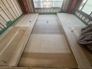 東京都新宿区のオフィスにて、置床工事を行いました。（乾式二重床）【秀和建工】