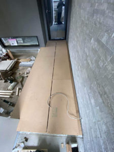 東京都大田区の戸建て住宅にて、新装工事に伴う置床工事を行いました。（パーチクルボード）【秀和建工】