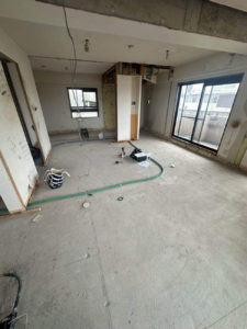 横浜市鶴見区のマンションにて、置床工事を行いました。（乾式二重床）【秀和建工】