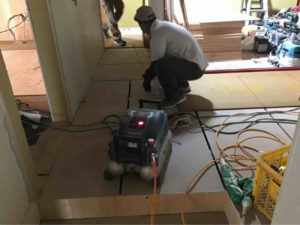 東京都港区の店舗にて、改修工事に伴う置床工事を行いました。（インシュレーションボード）【秀和建工】