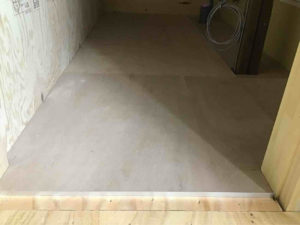 東京都港区の店舗にて、改修工事に伴う置床工事を行いました。（インシュレーションボード）【秀和建工】
