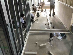 千葉県松戸のテナントにて、置床工事を行いました。（乾式二重床）【秀和建工】