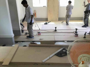 神奈川県藤沢市のオフィスにて、1day置床工事を行いました。(乾式二重床)【秀和建工】