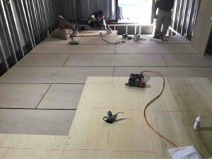 東京都新宿区の店舗にて、置床工事を行いました。（乾式二重床）【秀和建工】