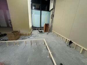 東京都江東区のクリニックにて、夜間置床工事を行いました。（乾式二重床）【秀和建工】