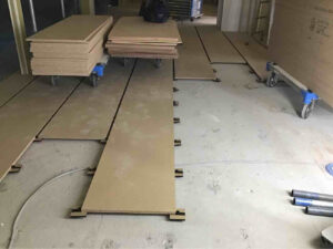 横浜市西区の店舗にて、新装工事に伴う夜間に置床工事を行いました。（乾式二重床）【秀和建工】