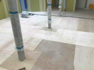 神奈川県小田原市の店舗にて、夜間工事で置床工事を行いました。（乾式二重床）【秀和建工】