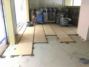横浜市西区の店舗にて、新装工事に伴う夜間に置床工事を行いました。（乾式二重床）【秀和建工】