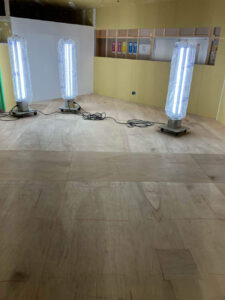 横浜市西区の店舗にて、新装工事に伴う夜間に置床工事を行いました。（乾式二重床）【秀和建工】