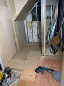 東京都中央区のマンションにて、改修工事に伴う置床工事を行いました。（乾式二重床、１×６フロア）【秀和建工】